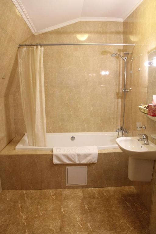 Koupelna v ubytování Domus Hotel-1