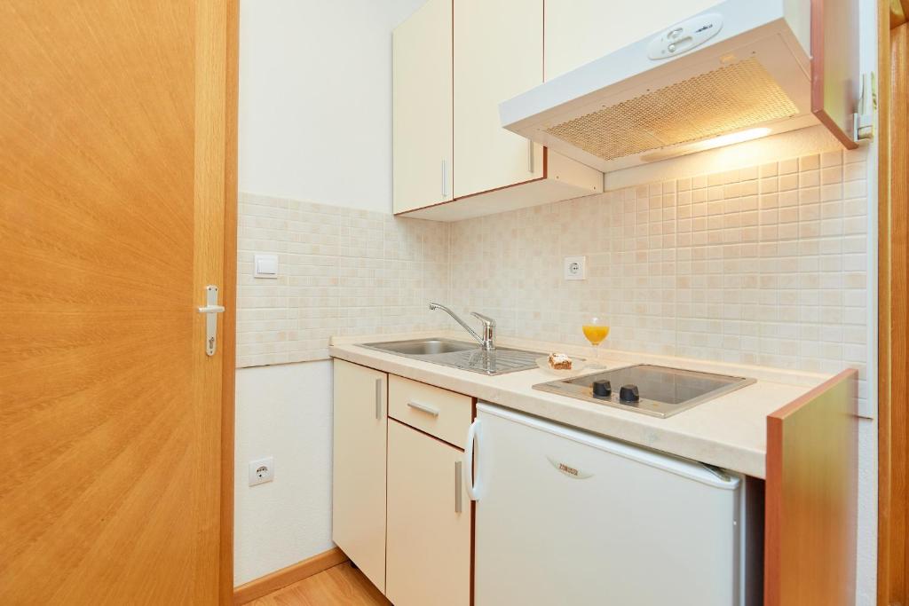Kuchyňa alebo kuchynka v ubytovaní Apartments Zelic Tucepi