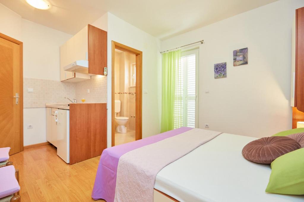 Posteľ alebo postele v izbe v ubytovaní Apartments Zelic Tucepi