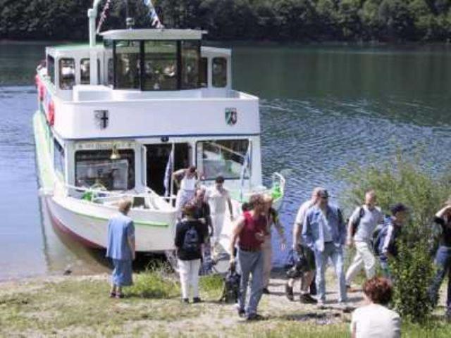 a group of people boarding a boat on a dock at Typ Wieselbau in Schmallenberg