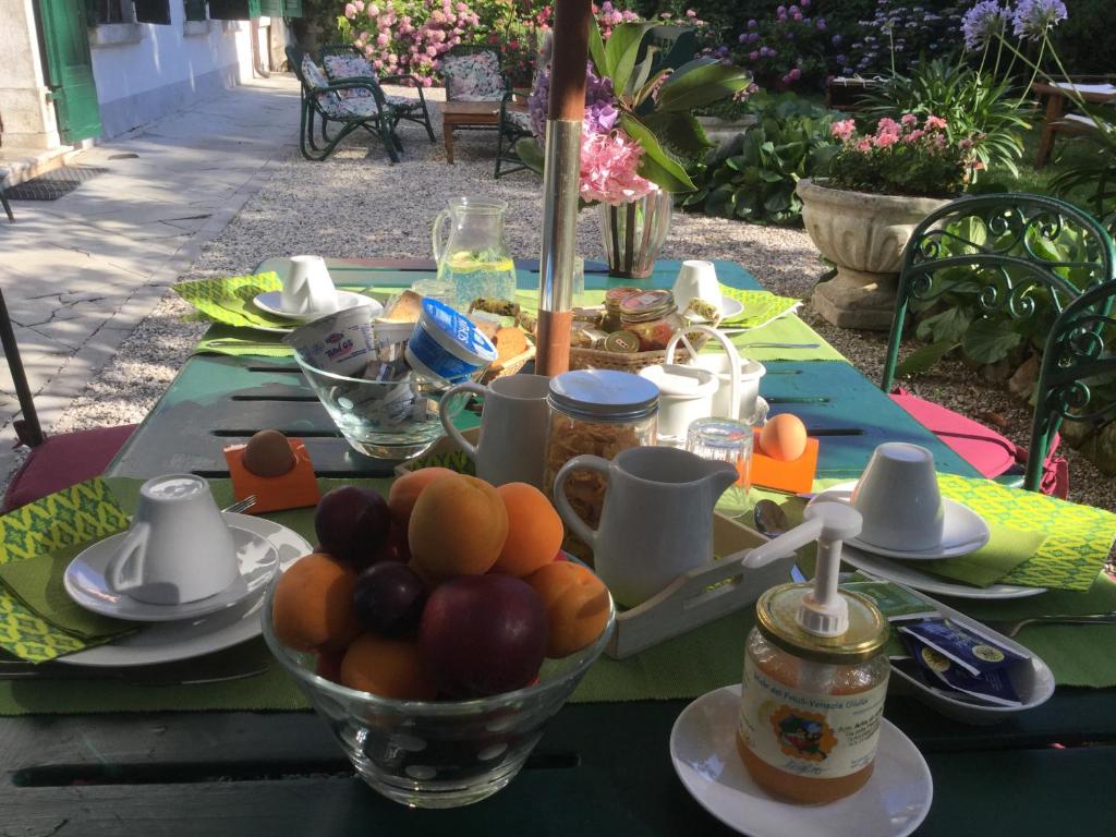 Jedlo v ubytovaní bed & breakfast alebo blízkom okolí