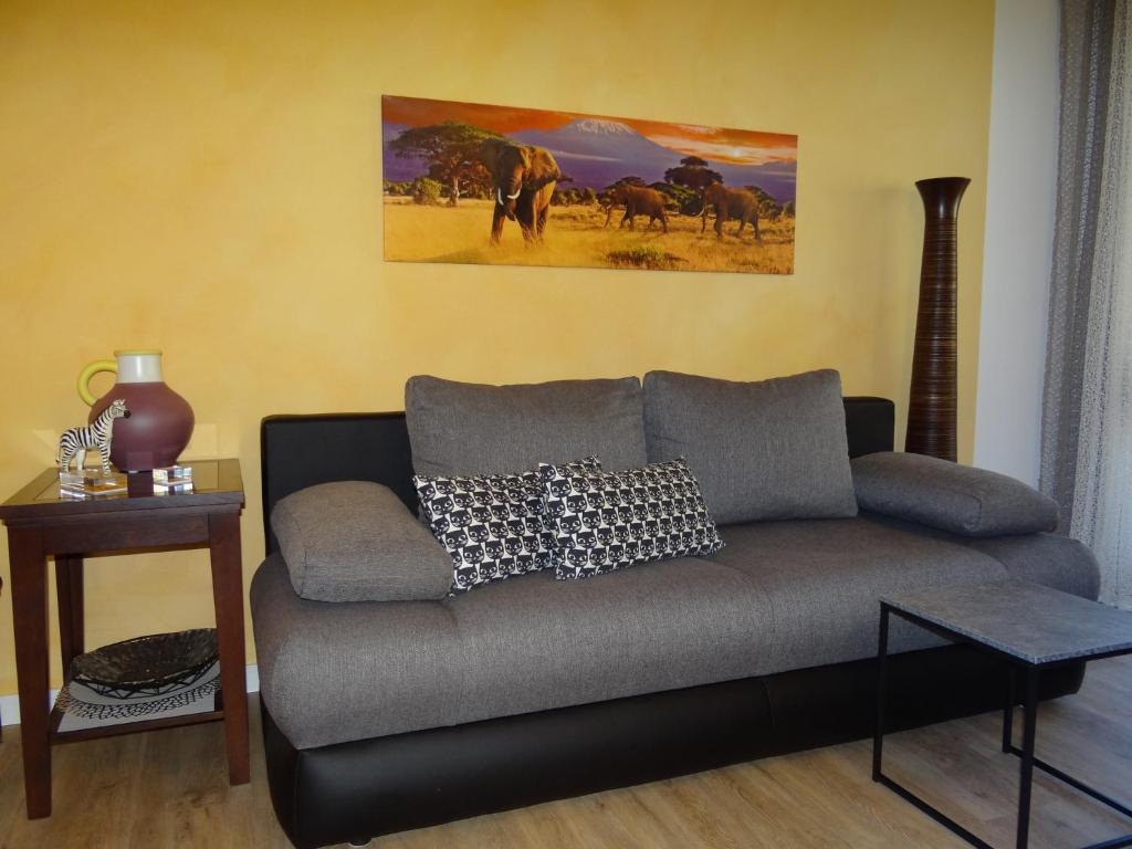 uma sala de estar com um sofá e uma fotografia de cavalos em Ferienwohnung Klingerweg em Bad Reichenhall