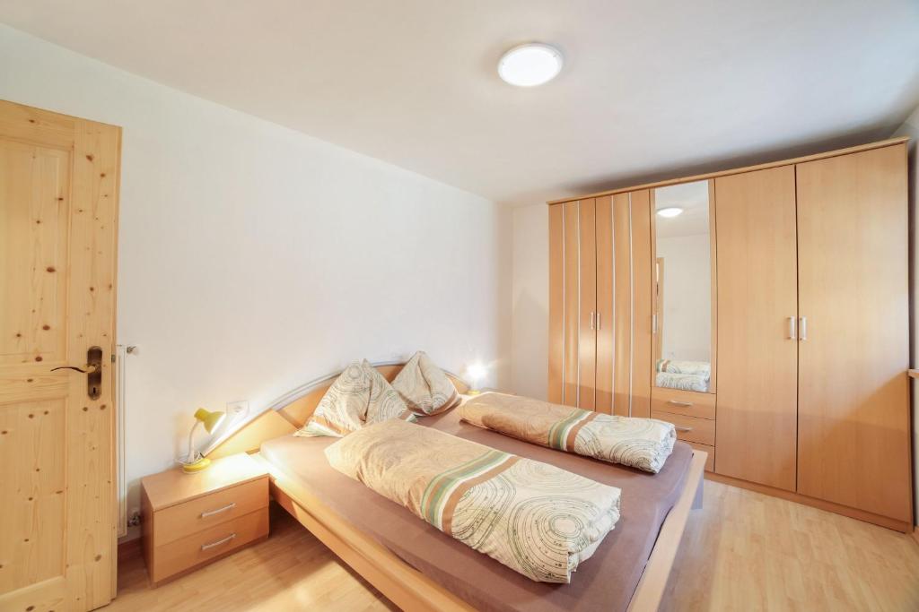 sypialnia z łóżkiem i szafą w obiekcie Strickerhof Appartment 1 w mieście Saltusio