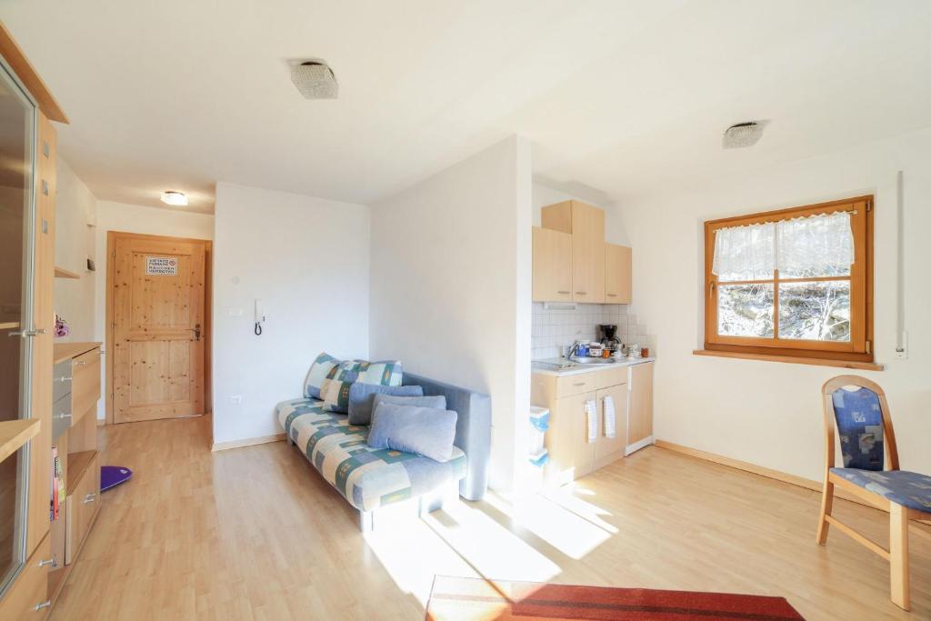 salon z kanapą i kuchnią w obiekcie Strickerhof Appartment 1 w mieście Saltusio