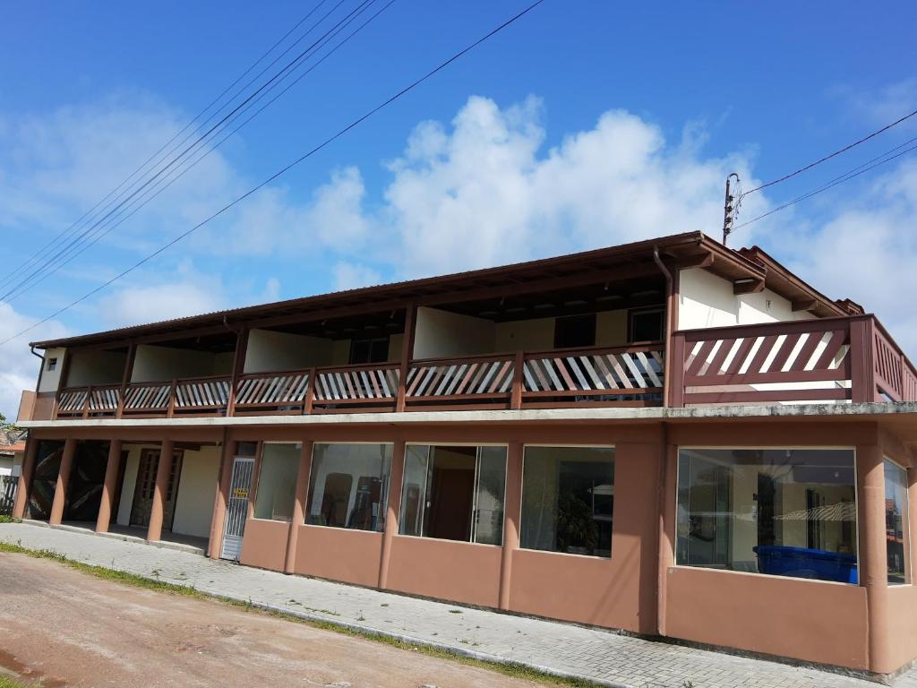 un edificio con balcón en la parte superior en Morada do sol, en Laguna