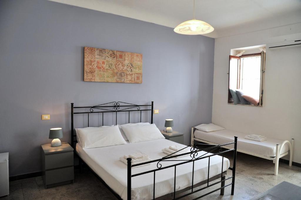 a bedroom with a bed and a mirror on the wall at Casa Taro in Noto