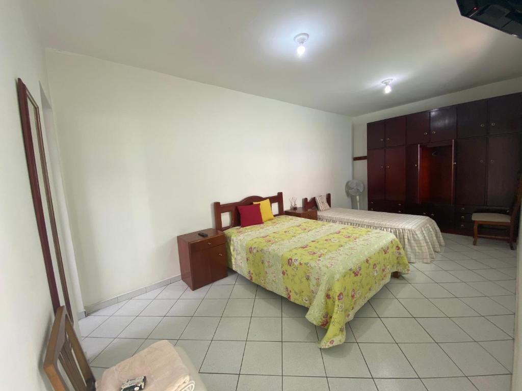 1 dormitorio con 2 camas en una habitación en Suite Aeroporto de Congonhas, en São Paulo