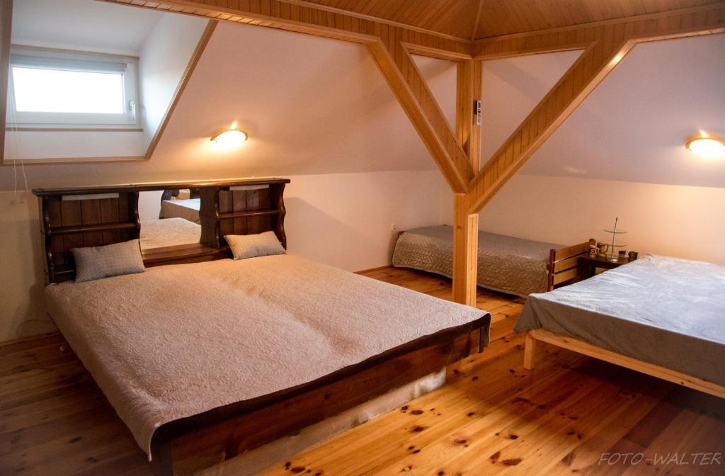 sypialnia z 2 łóżkami i oknem w obiekcie Nowy Dom Polska w mieście Magnuszew