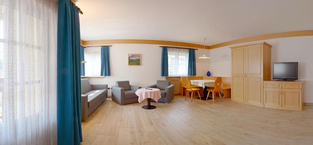 salon z kanapą i stołem w obiekcie Casa Roder by Garni Snaltnerhof w mieście Ortisei