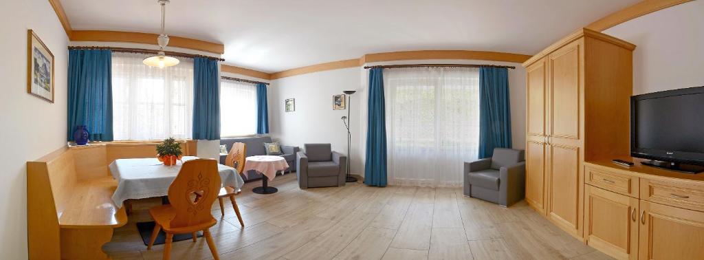 Telewizja i/lub zestaw kina domowego w obiekcie Casa Roder by Garni Snaltnerhof