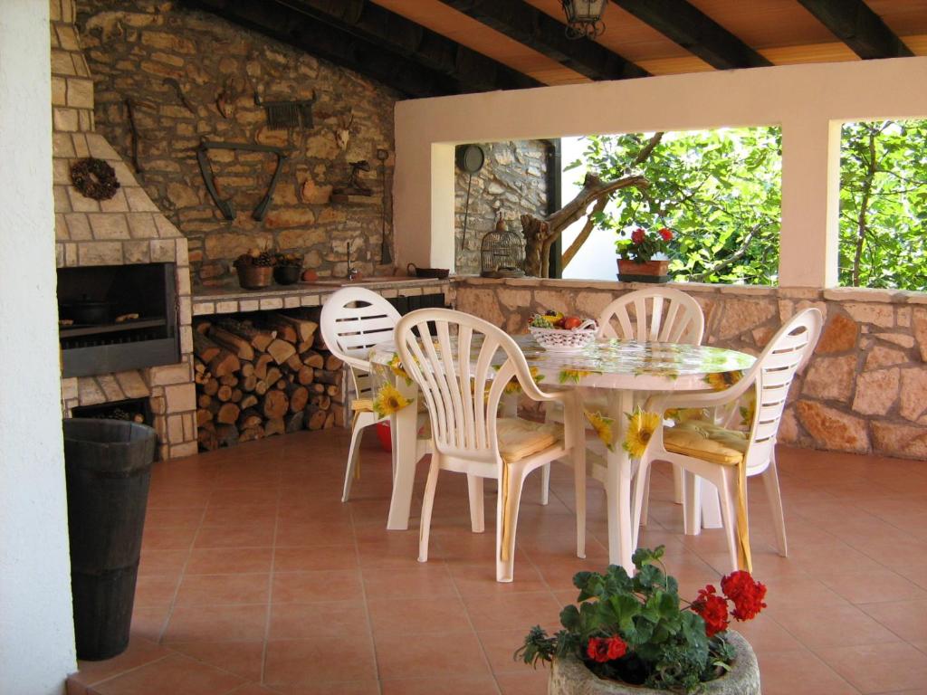 Patio lub wspólna przestrzeń na świeżym powietrzu w obiekcie Apartmani Mirjana Umag