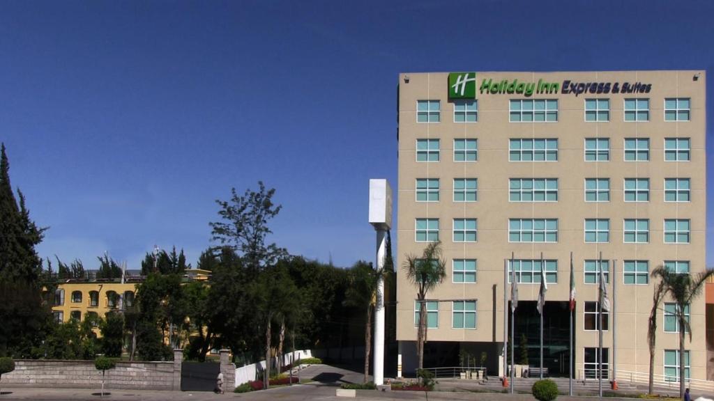 un edificio con un cartel en el costado en Holiday Inn Express & Suites Queretaro, an IHG Hotel en Querétaro