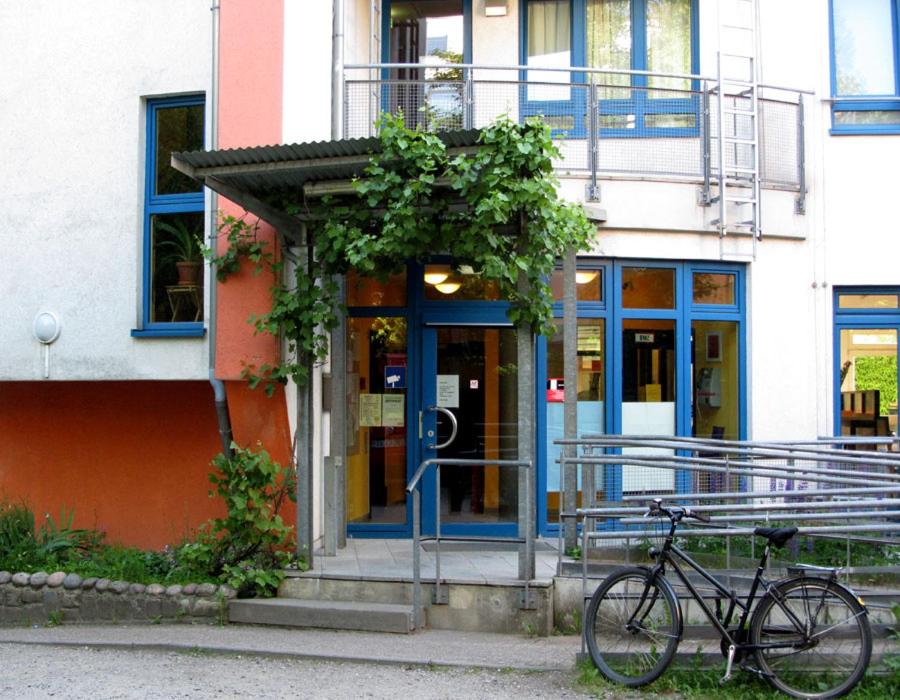 un vélo garé devant un bâtiment dans l'établissement Schanzenstern Altona GmbH, à Hambourg