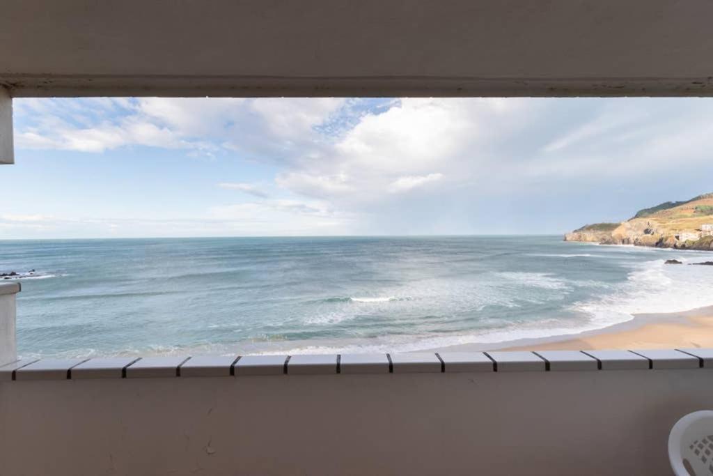 una ventana con vistas al océano en Bakio Beach VIII by Aston Rentals, en Bakio