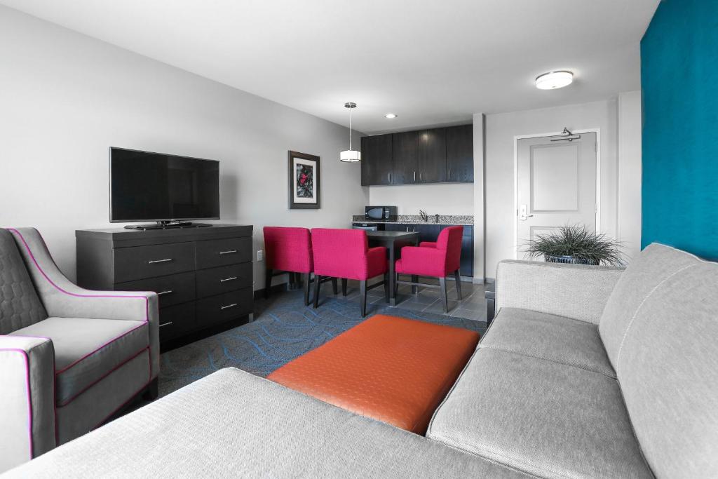 TV a/nebo společenská místnost v ubytování Holiday Inn Express Moline - Quad Cities Area by IHG