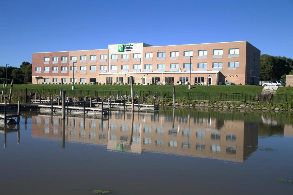 een groot gebouw naast een waterlichaam bij Holiday Inn Express & Suites Port Huron, an IHG Hotel in Port Huron