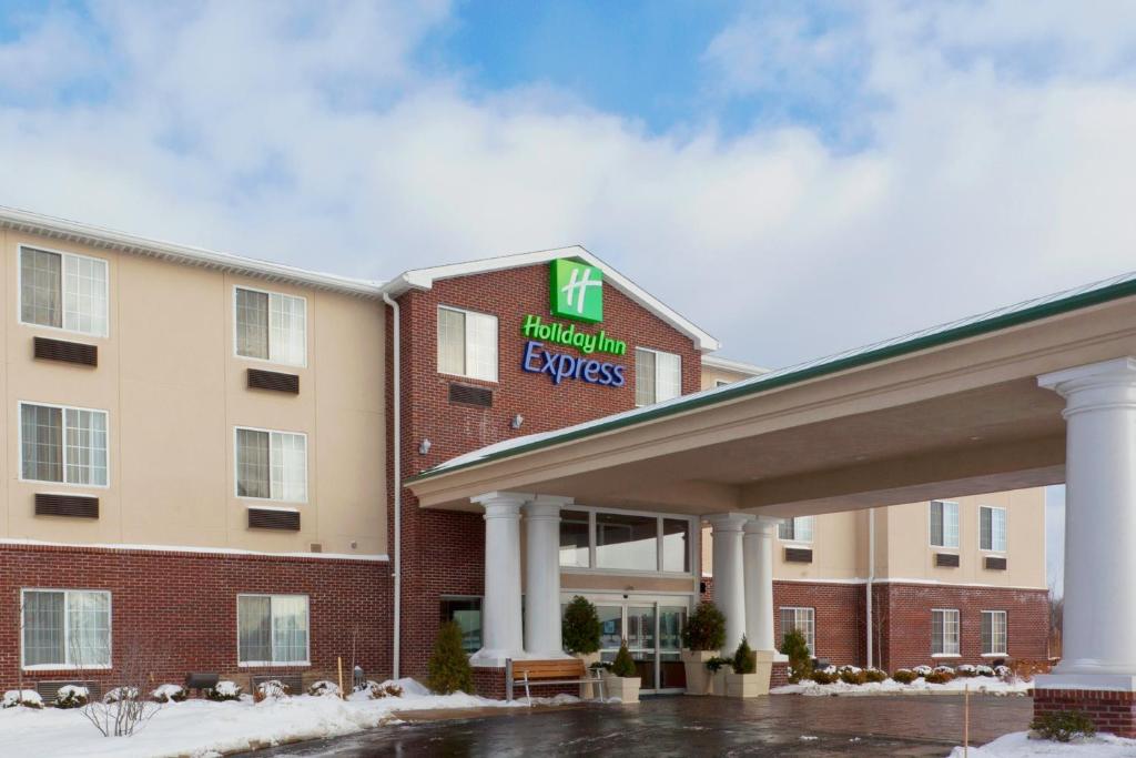a hotel with a sign on the front of a building at Holiday Inn Express & Suites Ashtabula-Geneva, an IHG Hotel in Austinburg