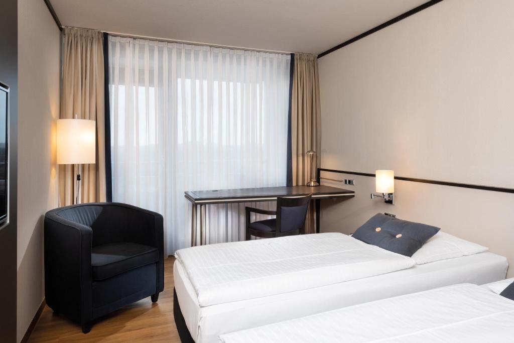Postel nebo postele na pokoji v ubytování Seminaris Hotel Lüneburg