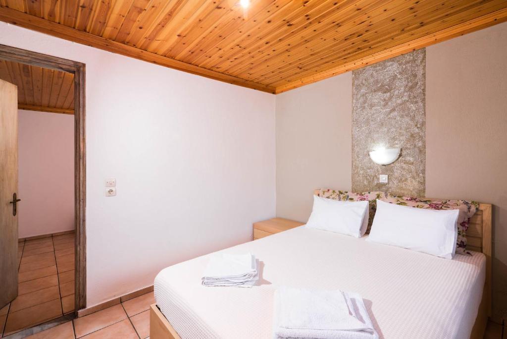 Postel nebo postele na pokoji v ubytování Archodissa Pansion