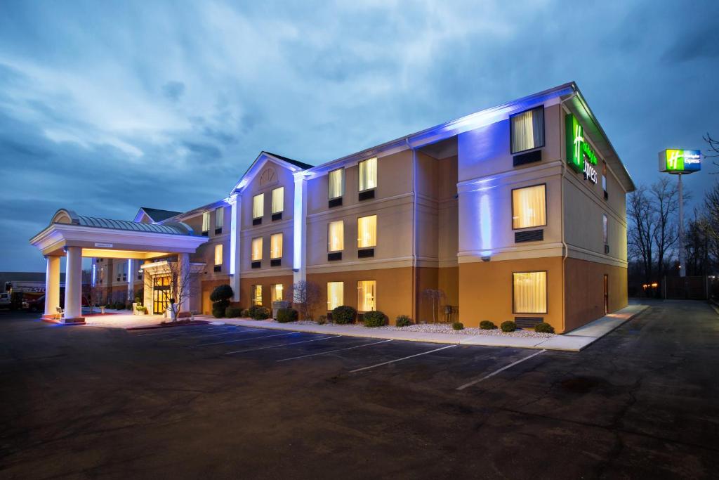 un hotel con un edificio iluminado por la noche en Holiday Inn Express Lexington Southwest Nicholasville, an IHG Hotel, en Nicholasville