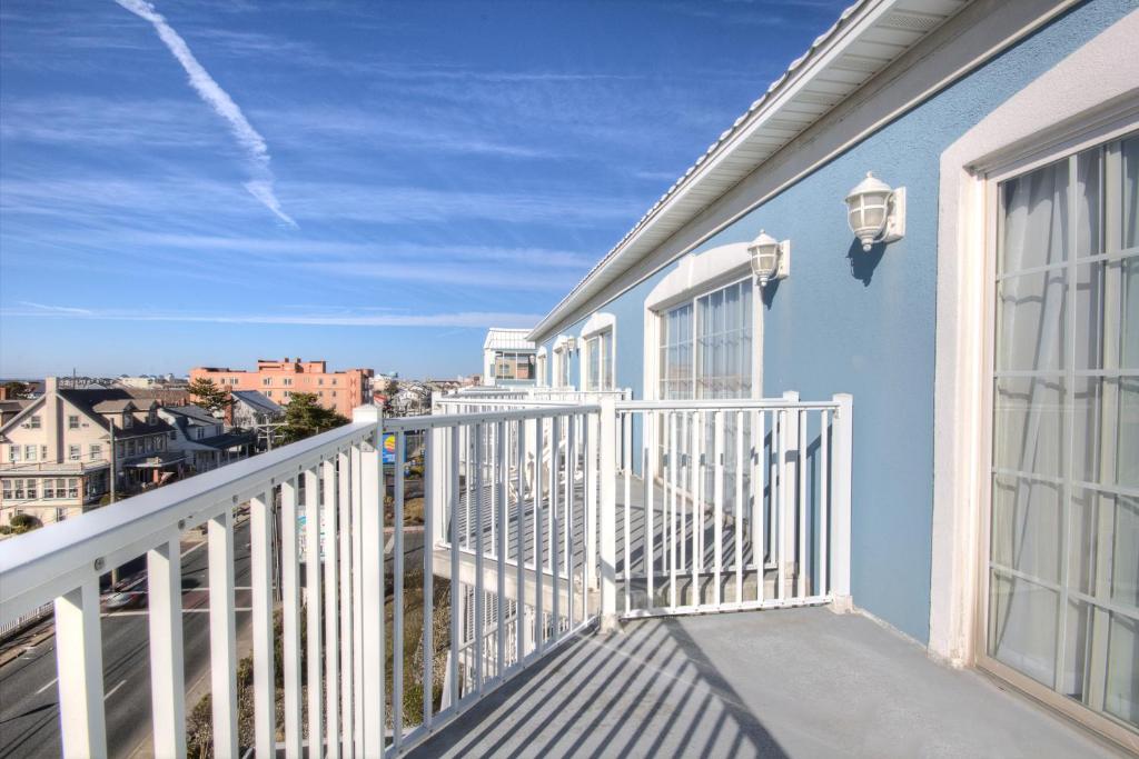 Tidelands Caribbean Boardwalk Hotel and Suites photo