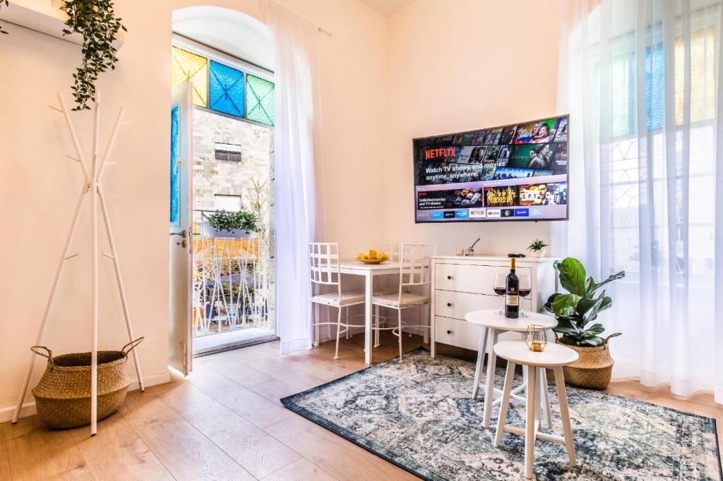 TV a/nebo společenská místnost v ubytování Mamilla View- Suites & Apt Hotel