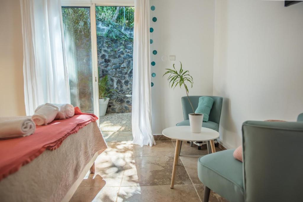 Posezení v ubytování LA BOHEME, résidence de 5 appartements avec piscine, vue océan, Petite Ile
