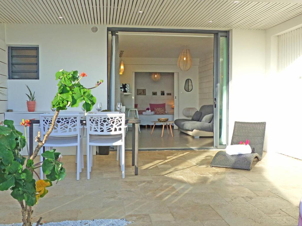 LA BOHEME, résidence de 5 appartements avec piscine, vue océan, Petite Ile - Apartamento La Rosé