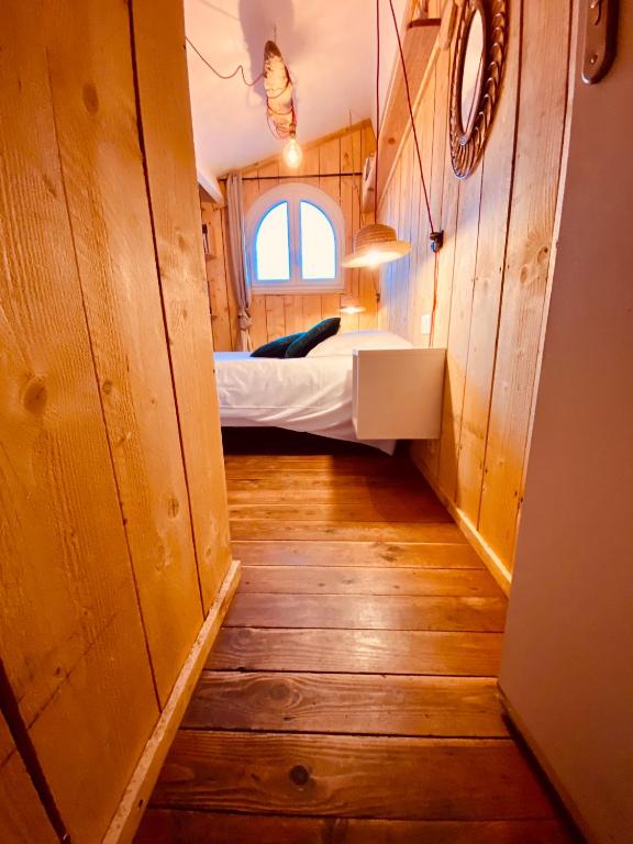 Postel nebo postele na pokoji v ubytování Hôtel Le Caillebotis