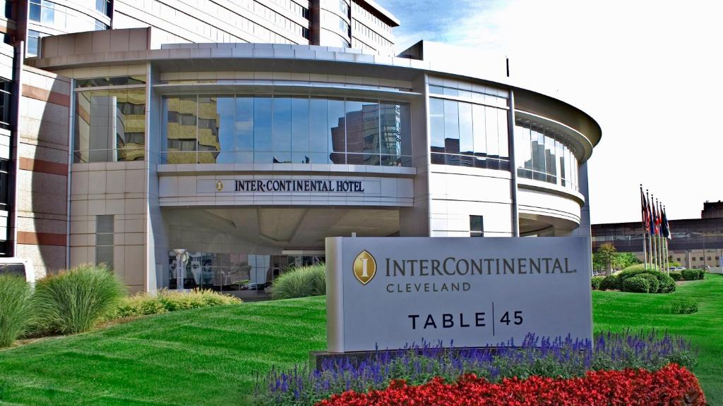 ein Gebäude mit einem Schild davor in der Unterkunft InterContinental Cleveland, an IHG Hotel in Cleveland