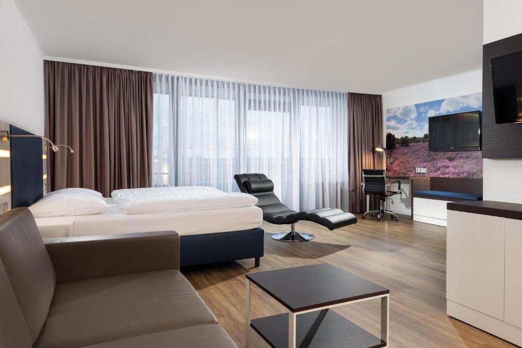 Postel nebo postele na pokoji v ubytování Seminaris Hotel Lüneburg