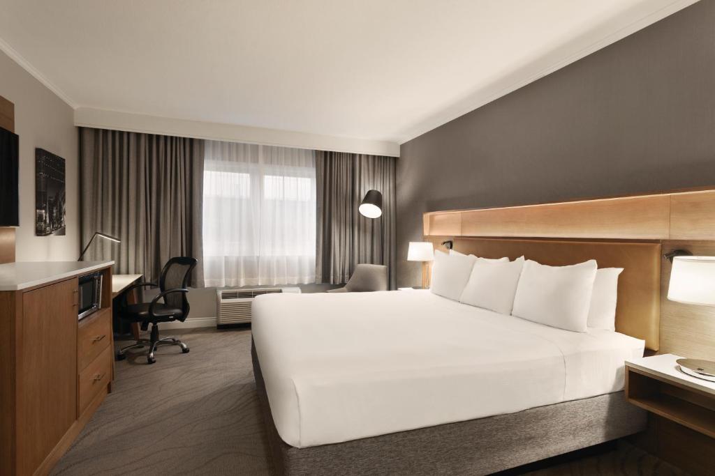 Postel nebo postele na pokoji v ubytování DoubleTree by Hilton Providence Airport Warwick