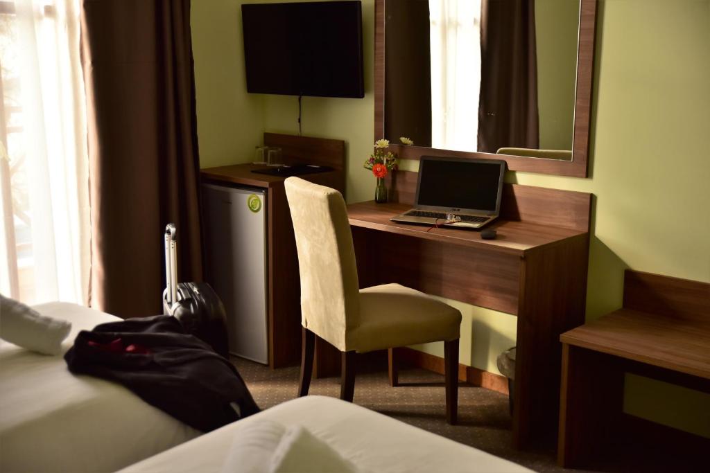 TV a/nebo společenská místnost v ubytování Mont Helmos Hotel