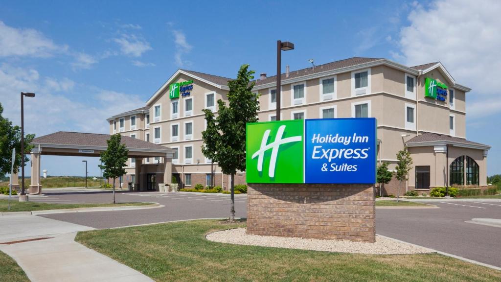 un letrero para una posada exprés y suites en Holiday Inn Express Hotel & Suites Rogers, an IHG Hotel, en Rogers