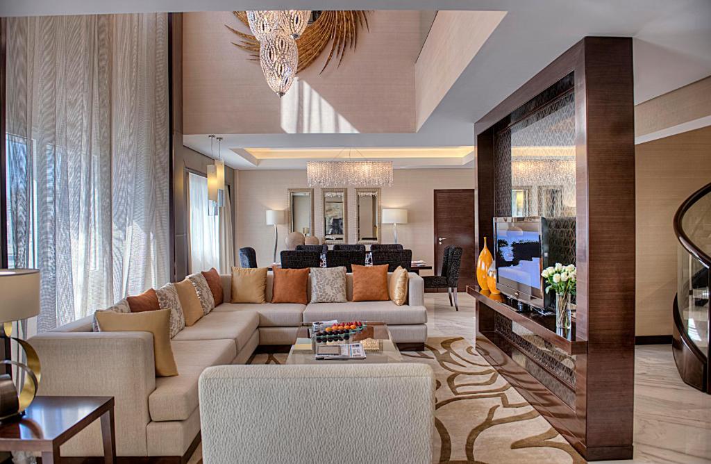Posezení v ubytování Crowne Plaza Dubai Deira by IHG
