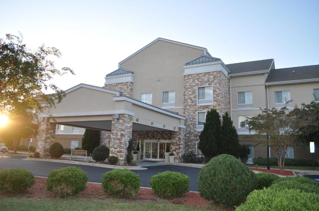 una representación de un hotel con un edificio en Holiday Inn Express Williamston, an IHG Hotel en Williamston