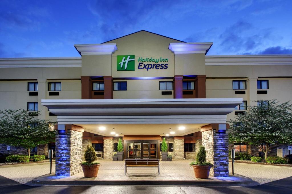 una rappresentazione della parte anteriore di un hotel di Holiday Inn Express Hotel Fort Campbell-Oak Grove by IHG a Oak Grove