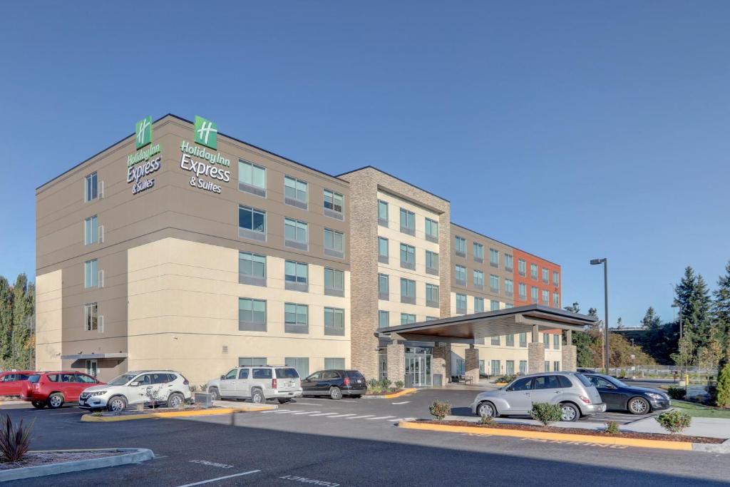 奧本的住宿－Holiday Inn Express & Suites - Auburn Downtown, an IHG Hotel，把汽车停在停车场的酒店 ⁇ 染成 ⁇ 形