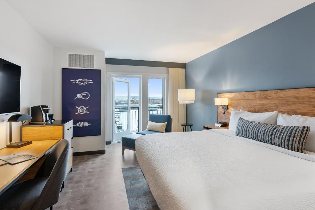 Hotel Indigo Seattle Everett Waterfront Place, an IHG Hotel - Premium King Room Mit Balkon Und Wasseransicht