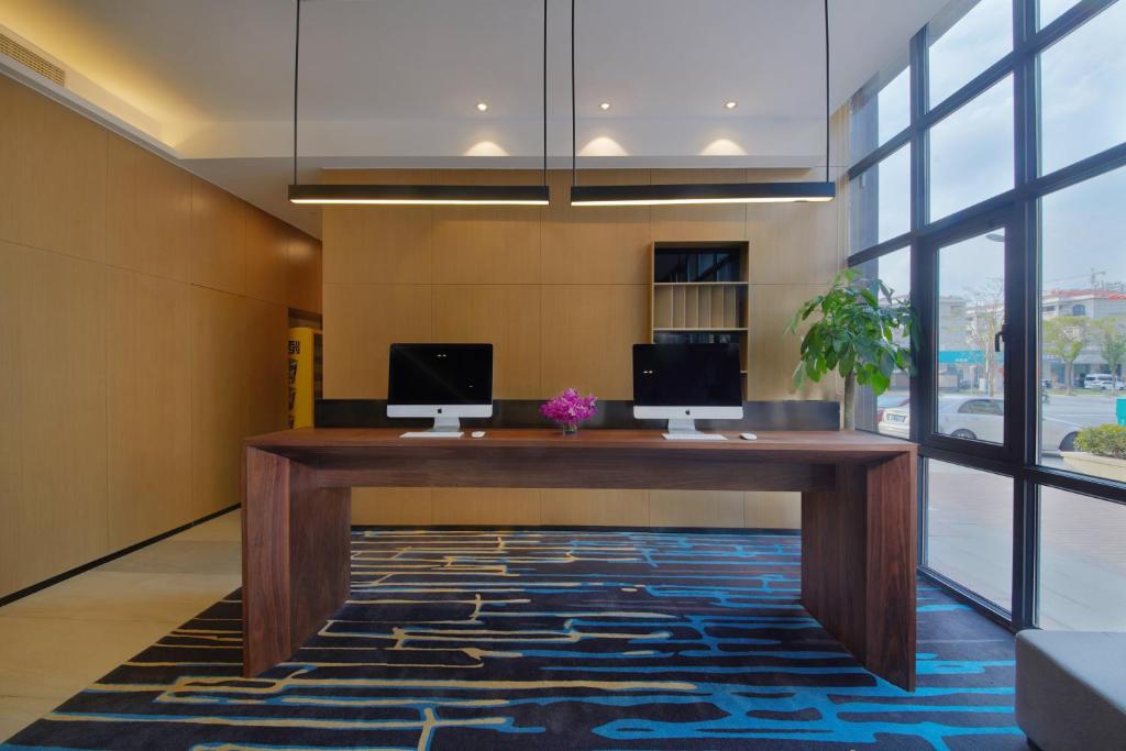 an office with two computer monitors on a desk at Holiday Inn Express Zhangjiagang East, an IHG Hotel in Zhangjiagang