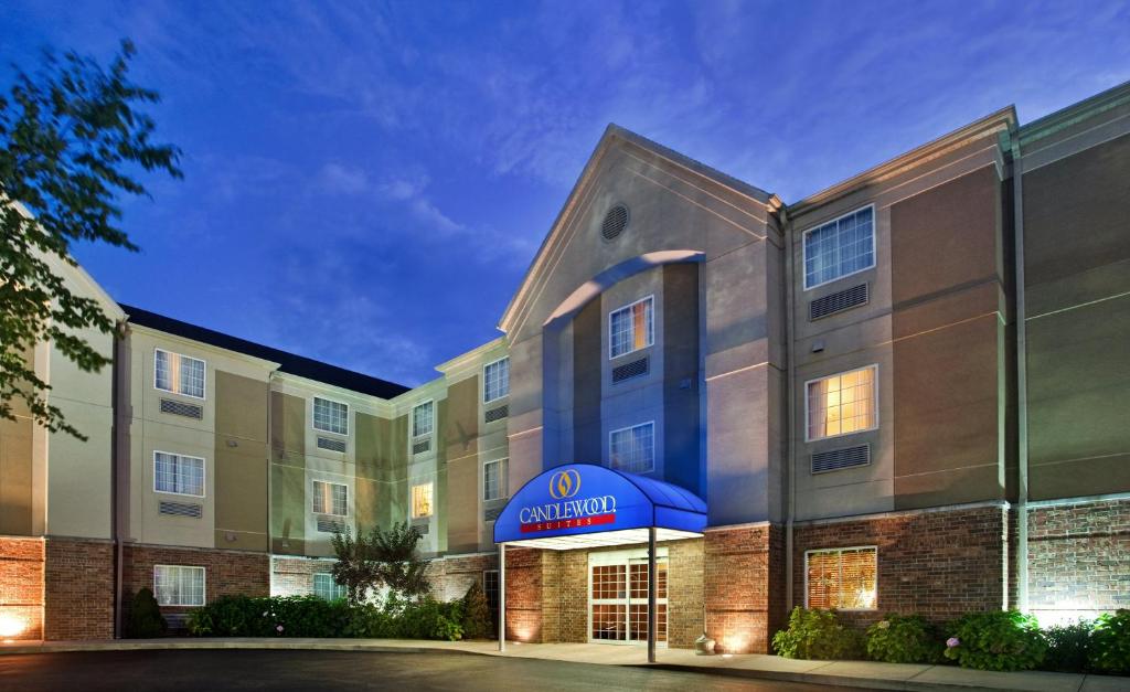 an exterior view of an apartment building at Candlewood Suites St. Robert, an IHG Hotel in Saint Robert