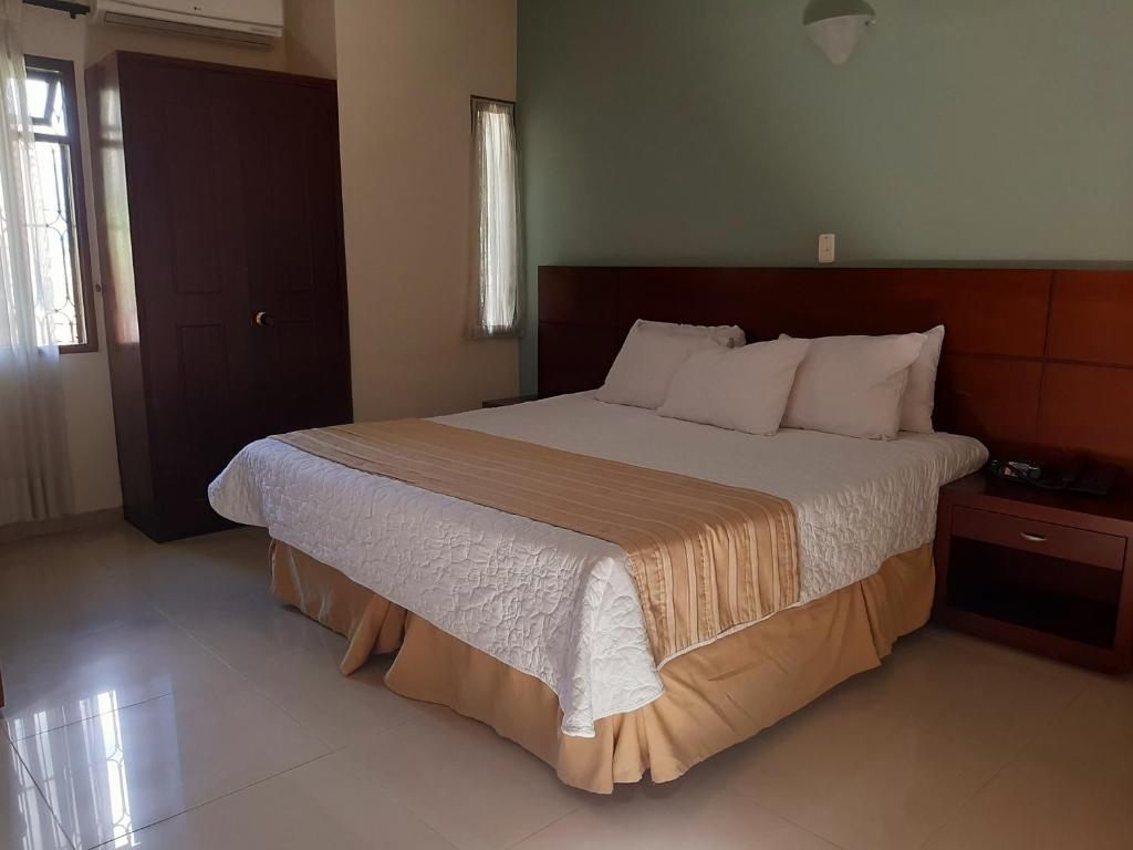 Postel nebo postele na pokoji v ubytování Hotel Poblado Campestre