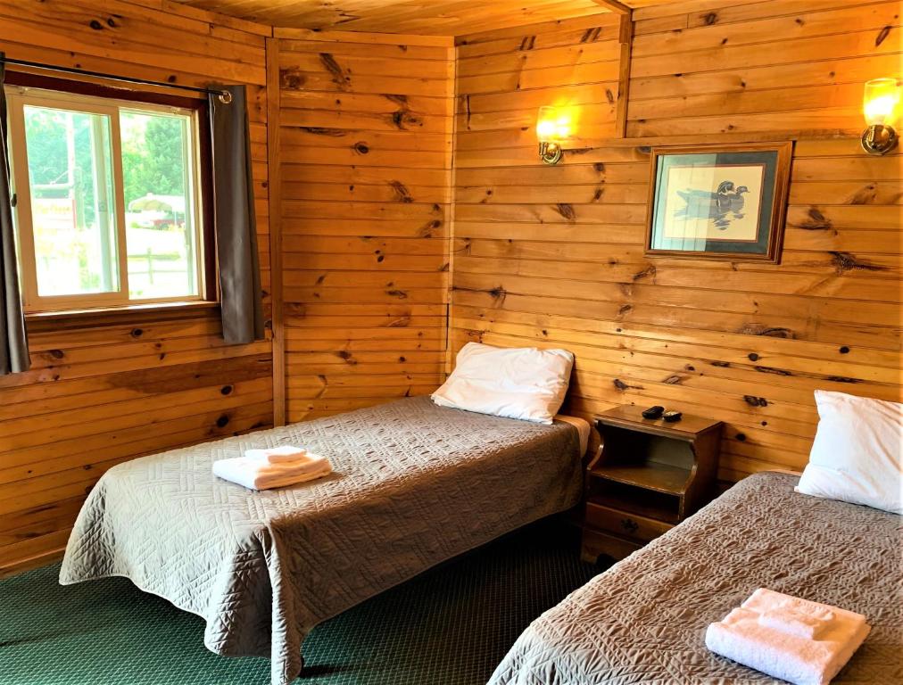 Postel nebo postele na pokoji v ubytování Pine Crest Motel & Cabins