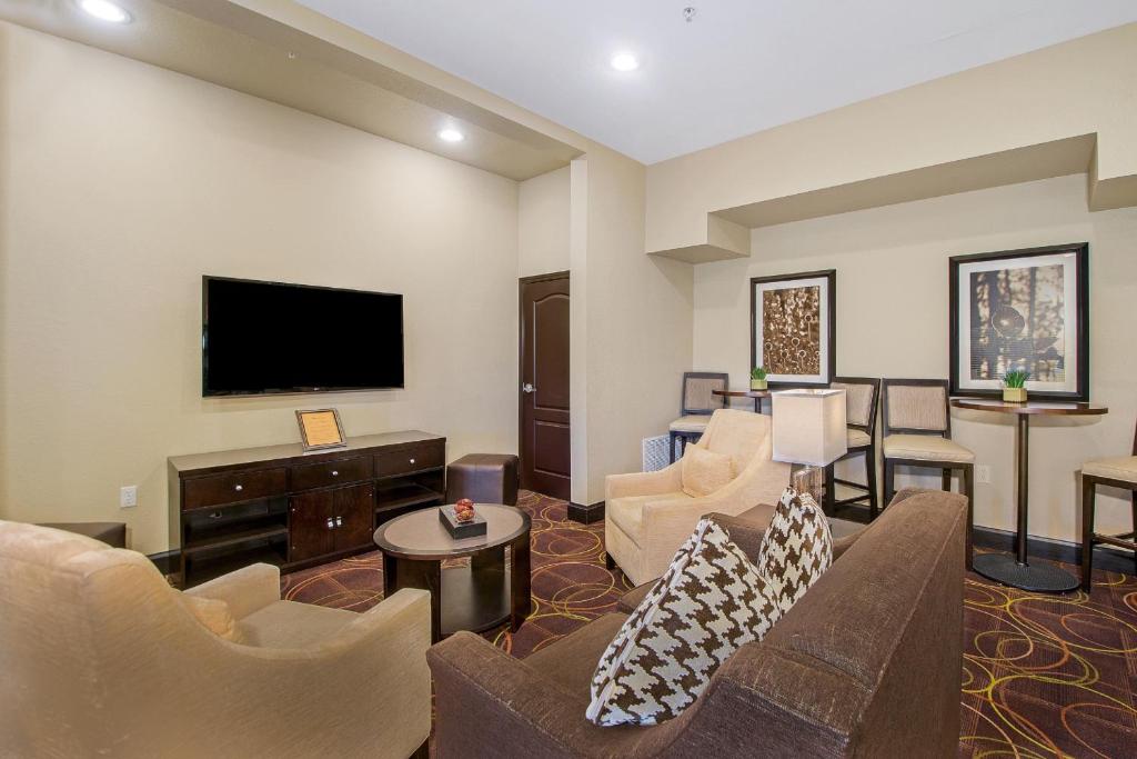 TV a/nebo společenská místnost v ubytování Staybridge Suites Longview by IHG