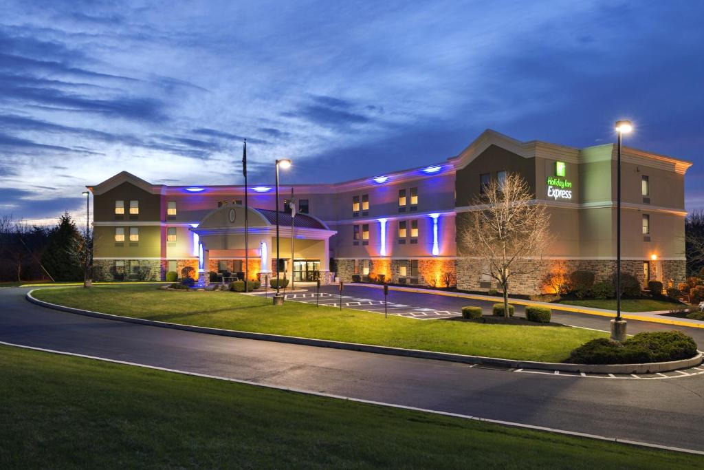 un gran edificio con luces azules. en Holiday Inn Express Harrisburg NE, an IHG Hotel, en Manadahill