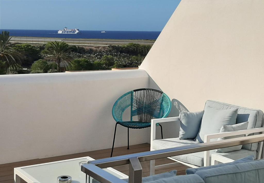 balkon z 2 krzesłami i stołem w obiekcie Balata Bianca w mieście Lampedusa