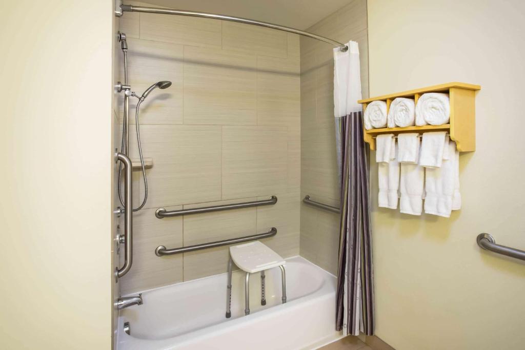 La Quinta by Wyndham Rochester Mayo Clinic Area South - Deluxe King Room - Mobiliteitstoegang/niet -roken