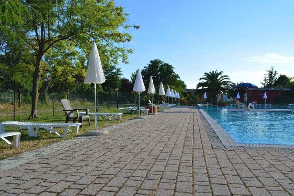 Bazén v ubytování Centro Vacanze - Garden River nebo v jeho okolí
