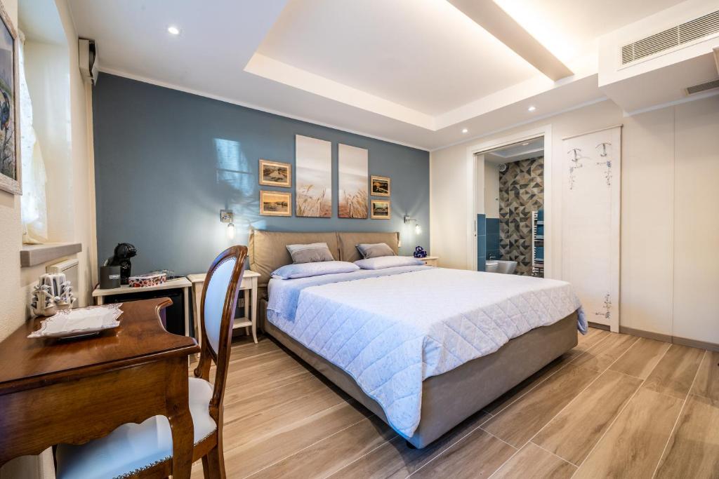 - une chambre avec un lit et un bureau dans l'établissement IL NIDO DEGLI USIGNOLI, à Peschiera del Garda