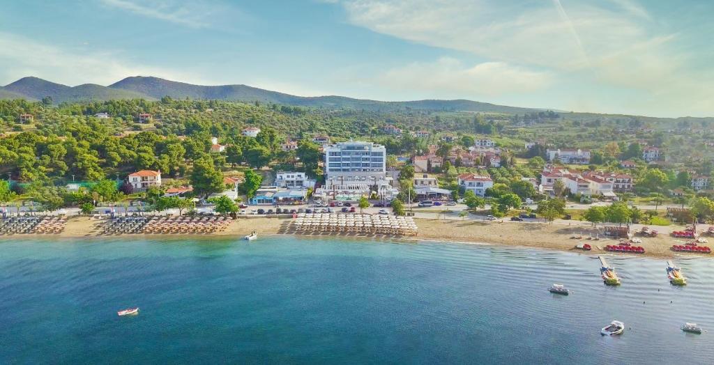 z powietrza widok na plażę z łodziami w wodzie w obiekcie Elinotel Sermilia Resort w mieście Psakoudia